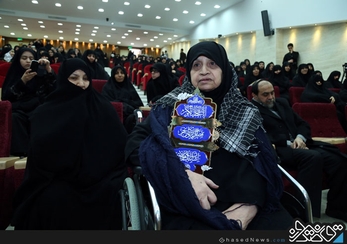 عکس:: رحیم پور ازغدی در کنار مادرش